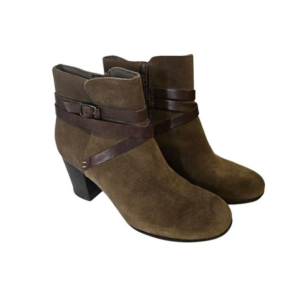 Clarks ankle boots in tan suede/leather details.  8.5